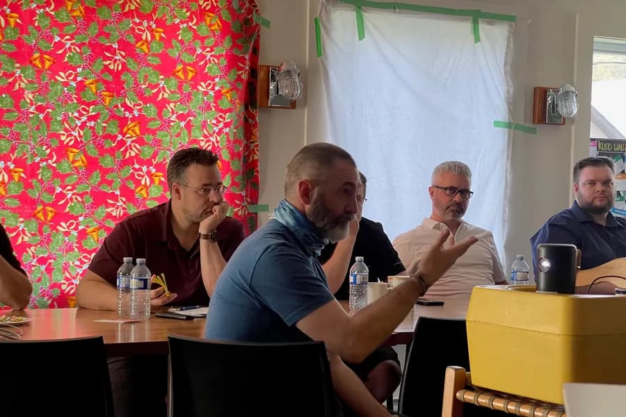 Petit groupe en discussion pendant une entrevue