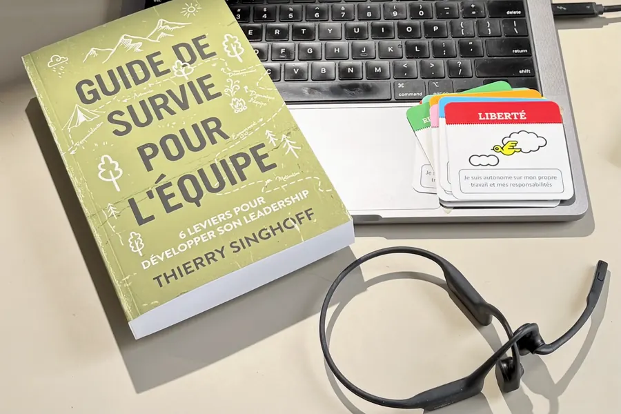 Le livre, des cartes et un casque d’écoute sur un bureau