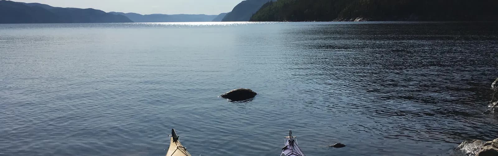 Plan d’eau et rive au loin, horizon dégagé