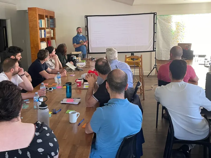 Équipe en atelier autour d’une table